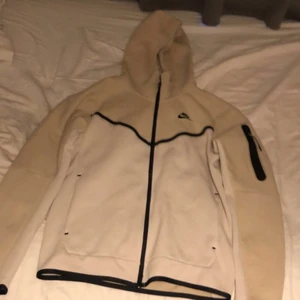 Nike tech hoodie - Inga fläckar m.m   som ny, använd typ 3 gånger  köpt för ish 1300     obsssss köparen står för frakt 🚚 🤗     budet är uppe i 970