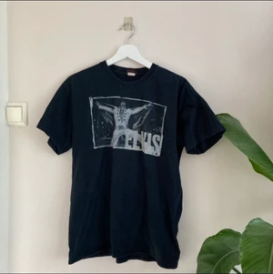 Elvis t-shirt  - cool svart elvis t-shirt i storlek M. Skulle dock säga att den passar xs-m :) gör gärna paketpris!