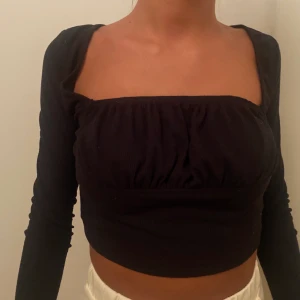 Svart topp - En svart croppad topp köpt ifrån SHEIN. Den har en fin detalj vid brösten som man kan se på bilderna. Den är i storlek XS och säljes för 50kr👚