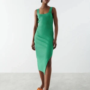  ”Clara knitted dress” från ginatricot - Säljer denna slutsålda klänning från ginatricot i en så fin grön färg! Storlek S