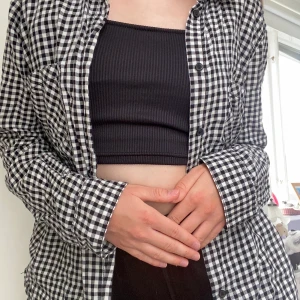 Rutig skjorta unisex🖤 - Snygg skjorta som passar till mycket i mycket bra skick, hör gärna av er om ni har några funderingar. 