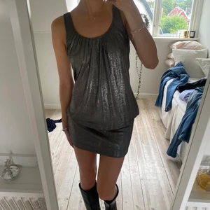 Grå glittrig klänning  - Grå glittrig klänning i storlek xs!