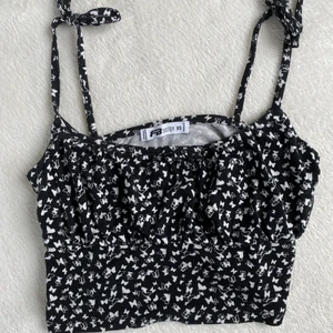 Fin topp med fjärilar - Sött linne med fjärilar på, knappt använt med inga defekter vad jag kan se