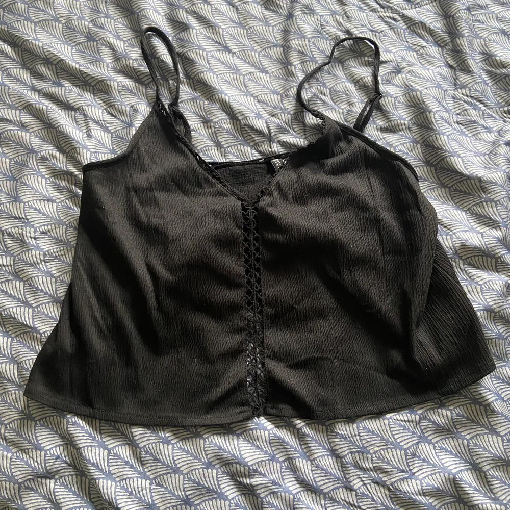 Ett gulligt svart linne från HM, på den med lite större byst så blir linnet ganska kort. Det är med fina detaljer och jag älskade det. Säljer då det är för litet för mig.. Toppar.