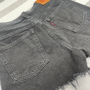 Levis shorts - Urtvättade svarta Levis shorts