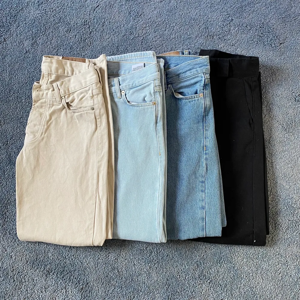Säljer alla mina 4 sweet loose jeans köpta från junkyard för lite drygt ett år sedan i storlek 26. Dom kan kännas lite hårda pga tvättning några gånger men borde inte vara ett problem! Säljer allihopa för ett pris av 600kr men enstaka par 200kr. Jeans & Byxor.