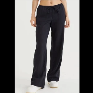 H&Ms linnebyxor - Säljer dessa svarta lågmidjade linnebyxor ifrån H&M. De är i storlek M men har krympt lite i tvätten så skulle säga de passar en S❤️