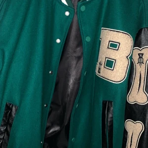 College jacka  - Moshtashio grön college jacka, är 185cm lång och sitter litegrann oversize så som den ska göra! 750kr nypris.  9/10 i skick