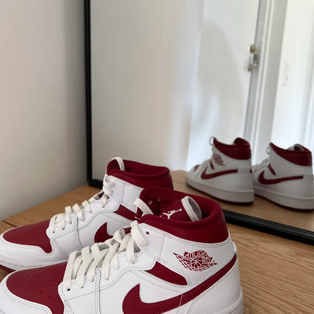 Air Jordan 1 Mid Reverse Chicago 2022. Endast andvända 1 gång. Säljer för att dom är för små för mig, annars skit snygga och jätte sköna skor. Helt äkta, köpta på foot locker dagen de lanserades. Köparen står för frakten🤍 Nypris ca 1000kr. Skor.