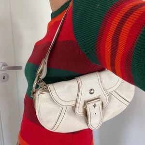 Väska - En liten axelväska köpt second hand!