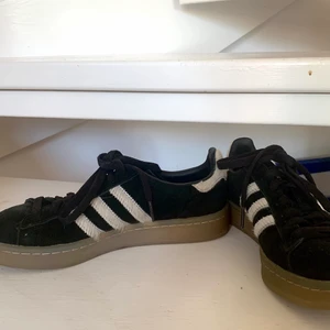 Adidas campus med cool detalj - Säljer nu mina sjukt coola adidas campus med nästan som ”hår” på de vita partierna. (Se bilder). Liknar adidas sambas väldigt mycket. Tecken på andvändning finns men annars är skorna i fint skick. Storlek 38&2/3. Spårbar frakt på 66 kr tillkommer
