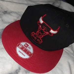 Chicago bulls keps  - Skön keps att använda säljer denn på grund av att den är alldeles för stor för mig. Köpt på en sekund hand butik som har fått omdömet 5/5