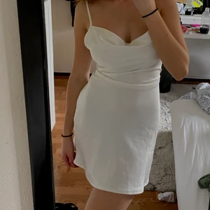 Kort silkes klänning - Säljer denna fina klänning från Motel, då den inte kommer till användning. Storlek XS. Använt fåtal gånger. Fint skick, finns inga defekter🤍 