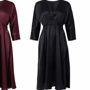 Pernilla Wahlgren kollektion  - Säljer min fina fina, svarta satinklänning från Pernilla Wahlgrens kollektion. Storleken är XS men skulle säga att den är mer åt S och uppåt! Stretchig i midjan!