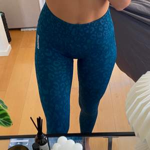 Mörkblåa leopard tights från gymshark i storlek xs. Knappt använda då jag har så många andra. 