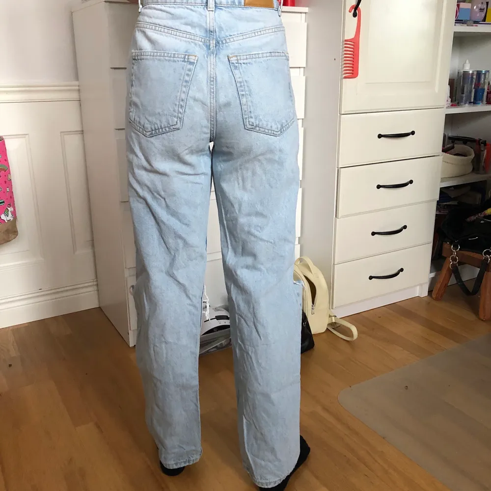 Storelk 34, bra i längden på en 168 cm person. Fina byxor med insperation från 90-talet med en hög midja och hål på knäna. . Jeans & Byxor.