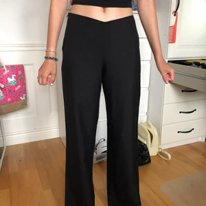 Vero moda, lågmidja, kostymbyxor.  - Oanvända med pristagg kvar, storlek 34, sjukt snygga men fick tyvärr hem fel storlek därför oanvända. Vida i benen, bra i längden på en person runt 168 cm. Tunnt men inte genomskinligt material. Perfekt för alla årets årstider. Toppat med en dragkjeda på sidan. Trediga byxor som du verklgen inte vill missa ;)