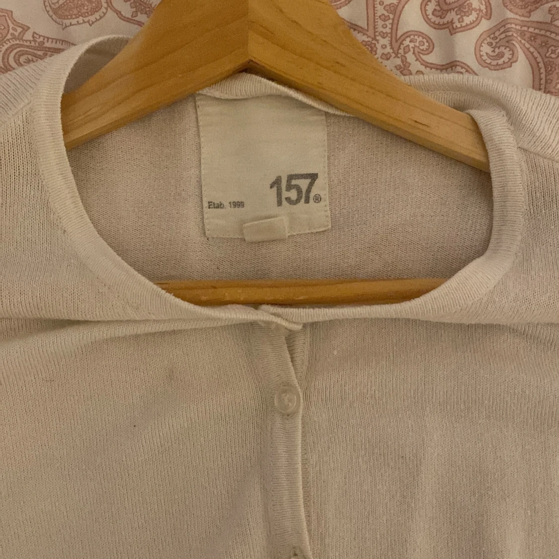 vit knäpptröja - 91