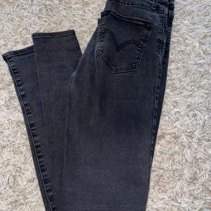 Strechiga högmidjade svarta Levi’s jeans i storlek 25-32. 250kr inkl frakt.