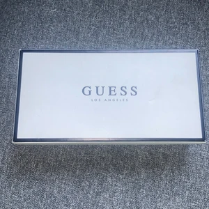 Guess scarf - Säljer min nya Guess scarf. Den är inte använd, kommer med låda och lapp kvar. Denna är superfin, rosa som övergår till beige/ljusorange färg. Vill du ha fler bilder skickar jag det! Köpt för 700 kr. Säljer för 400