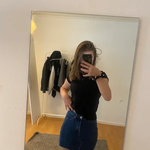 Bakbok jeanskjol - Säljer för den är stor för mig