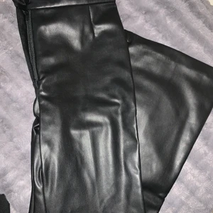 Läder byxor  - Fake läder byxor, vida vid slutet. Använd fåtal gånger, i bra skick. Köparen står för frakt 