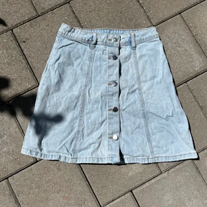 Ljusblå jeanskjol - A-linjeformad jeanskjol från HM. I väldigt fint skick.