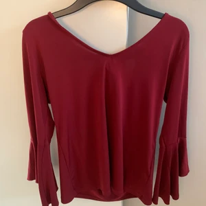 Tröja  - Väldigt snygg fest topp, med halvt öppen rygg. Säljaren står för frakten 