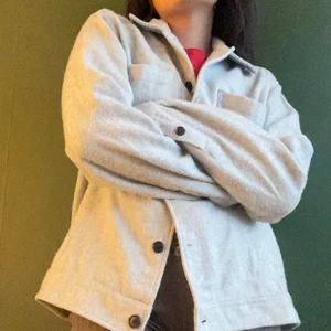 Ljusgrå ullblandnings jacka - Ljusgrå Tunn jacka i ullblandning. Herrmodell. Nopprig som materialet blir. Men i fint skick i övrigt. Frakt ej inkl i priset! Köpt på Volt för typ två år sen. 