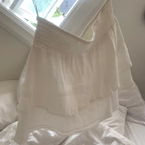 Gullig kjol - Super söt kjol till sommaren i skönt material och inte genomskinlig!🤩