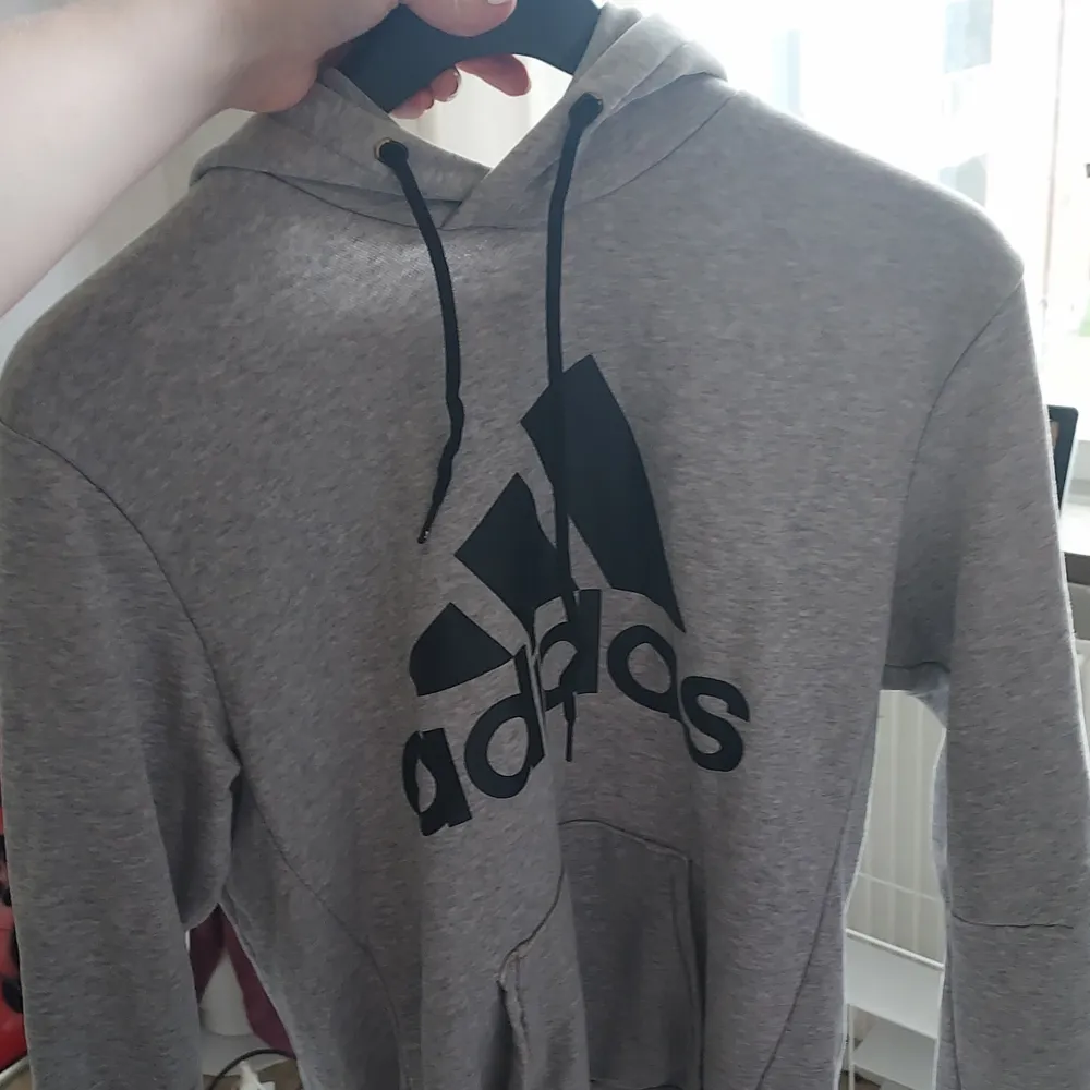 En grå Adidas hoodie som är använd ungefär 3 gånger. Orginalpriset är ungefär 500 kronor. . Hoodies.