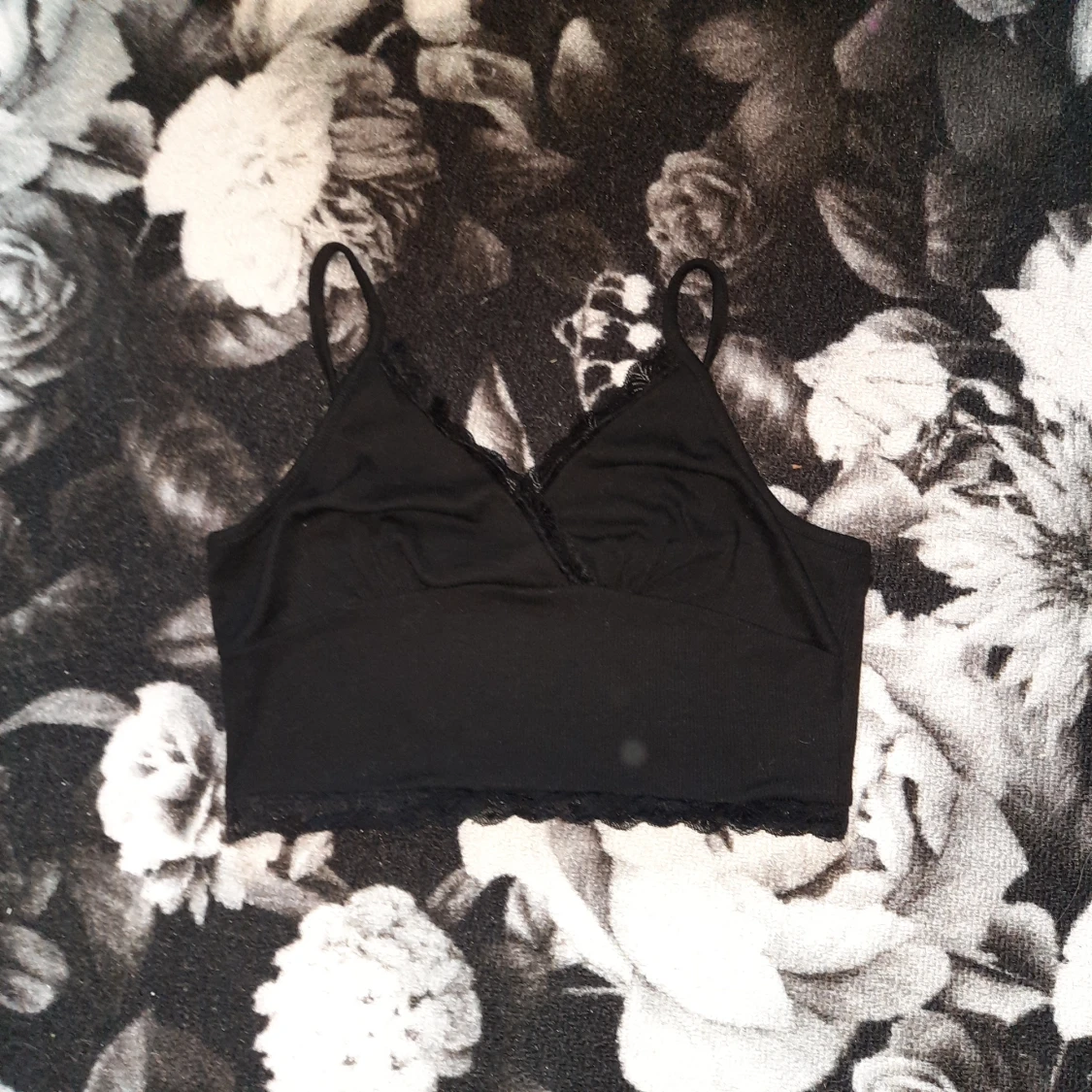 Croppat svart spetslinne