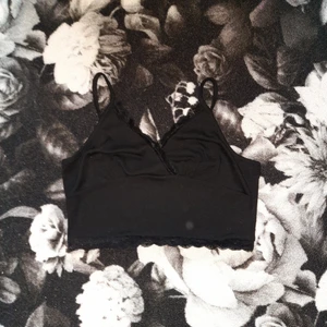 Croppat svart spetslinne - Säljer då den inte används. Linnet är svart och ribbat med spets. Passar A-C kupa. Köptes 2020 men har knappt används. Kan posta men då tillkommer frakt. Kan samfrakta om du vill ha något annat oxå. Finns 2 st!