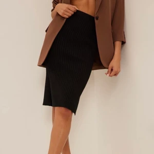 Ribbstickad kjol - Kjolen e stickad med ett elastiskt midjeband, sido slitsar & ett mjukt stickat material. Ny pris 399:- 