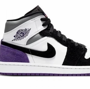 	Air Jordan 1 Mid "Union Purple" - Skorna är i otroligt bra skick! Beställda från ”unlimitedcph” (beställningsbekräftelse finns om så önskas) för 2200. Paketbox medföljer. Skorna är nästan som nya. Säljer pga det inte passar min stil längre. Endast ett år gamla! 