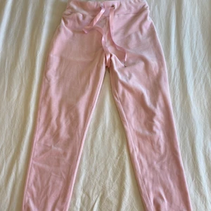 Mjukisbyxor - Rosa jätte sköna mjukisbyxor från Gina tricot💓 Använda fåtal gånger och då de är för små för mig används de inte längre. Skriv för fler bilder!