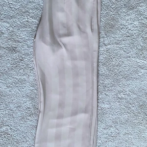 Kostymbyxor st.38 - Helt oanvända kostymbyxor från nakd. Köpta för 600kr. Passade tyvärr inte men glömde skicka tillbaka i tid. 