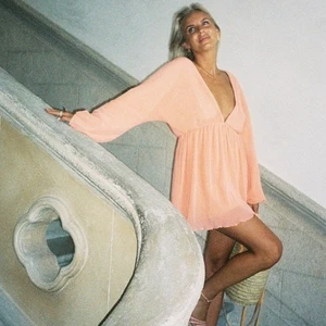 Lojsan Wallin slutsåld klänning - Säljer 2 st slutsålda orangea klänningar från lojsans kollektion med nakd. Nypris 499kr. Storlek 40 och 42. Frakt tillkommer