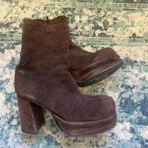 Hot peppers klackstövlar - Väldigt fina mocka klackstövlar med en liten platå. Från märket hot peppers. Köpta på second hand men knappt använda av mig. I storlek 38/39 