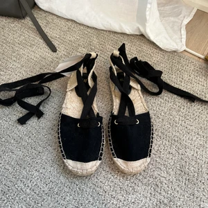 HM sandaler - Perfekta sommarsandaler från HM som är Jättebekväma i storlek 38 och med prislapp på (oanvända)🖤🖤