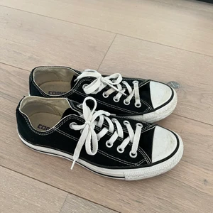 Converse - Supersnygga converse använda två gånger i storlek 38🖤🤍 Passar till allt!