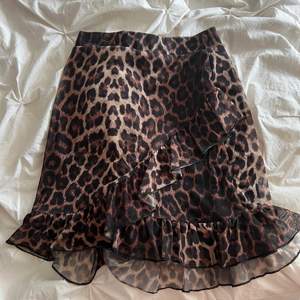En sjukt fin kjol med leopard mönster från nelly! Säljer bara för att den inte kommer till användning längre tyvärr, om man vill se fler bilder eller undrar något så kan man skriva till mig❤️ storlek s men är töjbar vid midjan
