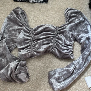 H&M tröja  - Hej! Söker köpare för denna fina tröja som inte är använd! Lite stor för mig men skulle kunna passa en Medium, säljer för 45kr