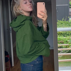Grön hoodie - Mörkgrön hoodie i tunt material från Weekday. I superbra skick. Säljer pga flytt. Säljs inte längre! Nypris 299 kr. 💚