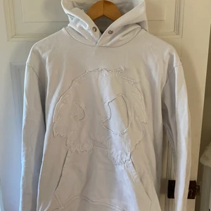Alexander mcqueen hoddie - Säljer min Alexander mcqueen hoddie som jag inte använder längre. Den är köpt hos merchsweden och den har inga defekter. 