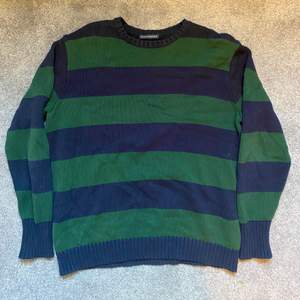 Grön och mörkblå ”brianna sweater” från Brandy Melville. Använd endast ett par gånger och i mycket bra skick!