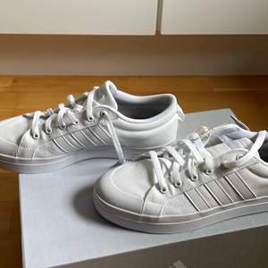 Säljer ett par fräscha vita adidas skor storlek 42. Kan mötas upp i Uppsala eller frakta för 30kr