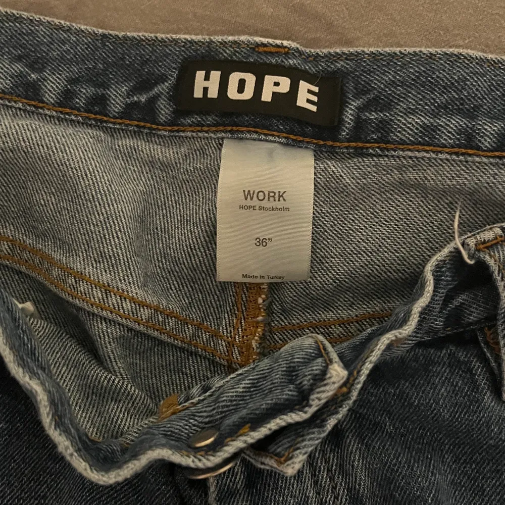 Säljer nu mina Hope rush denim som är för stora för mig, storleken 36. Är i gott skick och har inga defekter. Jeans & Byxor.