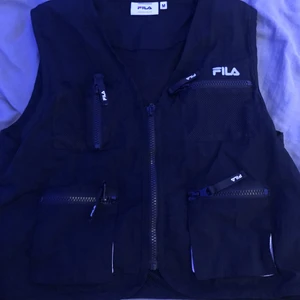 Fila vest/topp - Hejj säljer typ en fila väst/topp eftersom att den ej passar mig , M men sitter också som S, 100 +frakt ☺️ skriv vid frågor !