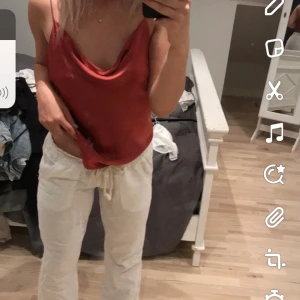 Satin topp  - Säljer denna jätte fina topp i strl M, från Lindex tror jag. Passar mig som är xs/s🥰 säljer för 75+frakt alternativt efter överenskommelse😊